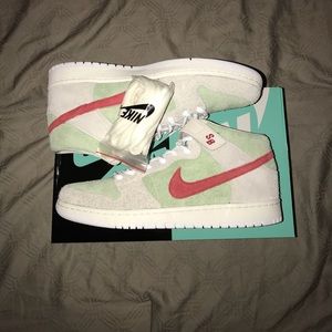 Nike SB “ White Widow “ 4/20 exclusive